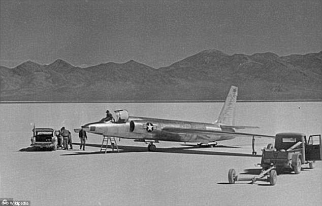 Vùng 51 (Area 51) là căn cứ quân sự tối mật của Mỹ nằm tại sa mạc Nevada. Theo thông tin từ chính phủ Mỹ, đây là nơi phát triển và thử nghiệm các mẫu máy bay quân sự mới của nước này.