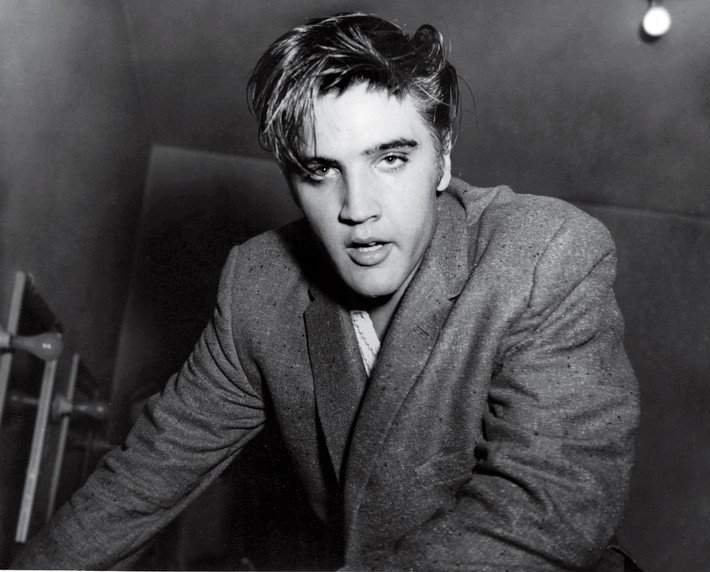 Theo đó, một số thuyết âm mưu cho rằng, Elvis Presley đã giả chết để có cuộc sống tự do, thoải mái không bị công chúng theo dõi sát sao.