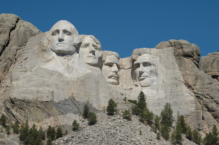 4 Tổng thống mỹ được chọn để tạc tượng vào vách núi Rushmore đều là những nhân vật được coi là biểu tượng nổi tiếng cho những giá trị nền tảng của nước Mỹ: Tự do và độc lập, dân chủ và nhân quyền.