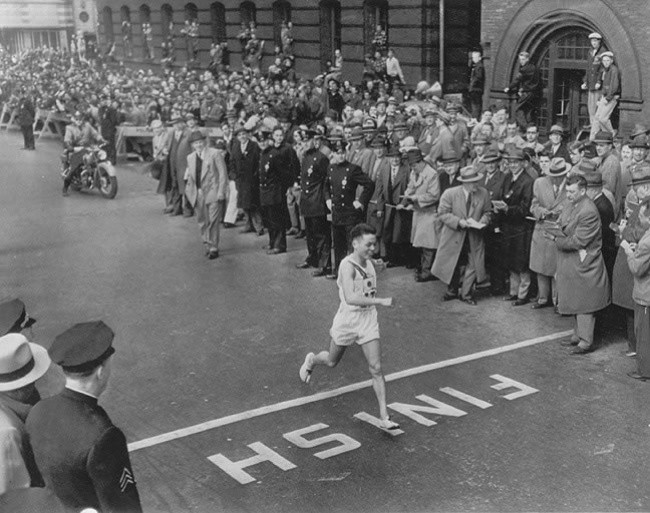 Trong cuộc thi marathon ở Boston năm 1951, người đàn ông Nhật Bản có tên Shigeki Tanaka chạy đến đích đầu tiên. 6 năm sau sự kiện đó, Tanaka may mắn sống sót trong sự kiện Mỹ thả bom nguyên tử xuống thành phố Hiroshima.