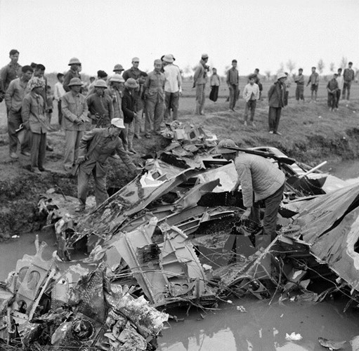 Xác máy bay B-52 bị bắn rơi ngày 21.12.1972. (Ảnh: TTXVN).