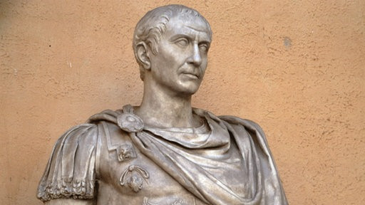 Trong sự nghiệp cầm quân, Hoàng đế Julius Caesar có nhiều chiến tích vẻ vang như cuộc chinh phạt thành công xứ Gaule (bao gồm lãnh thổ của Pháp, Bắc Ý, Bỉ, Tây Thụy Sĩ... ngày nay).