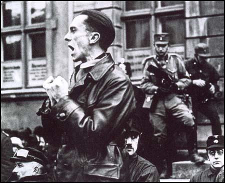 Trước khi giữ chức vụ trên, Goebbels là Bộ trưởng Bộ Thông tin Quần chúng và Tuyên truyền của Đức Quốc xã.