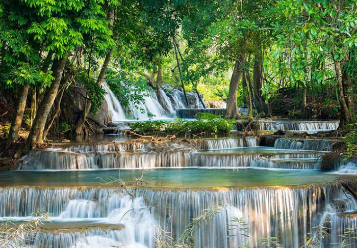 Tầng đầu tiên của thác Erawan đổ xuống tạo thành một hồ nước trong xanh tuyệt đẹp, trong khi tầng thứ 2 tạo ra các đường trượt tự nhiên.