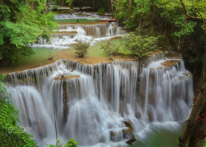 Thác nước 7 tầng Erawan nằm trong công viên Quốc gia Erawan, một khu bảo tồn rất lớn ở phía tây Thái Lan, thuộc tỉnh Kanchanaburi, cách Bangkok 3 tiếng lái xe.