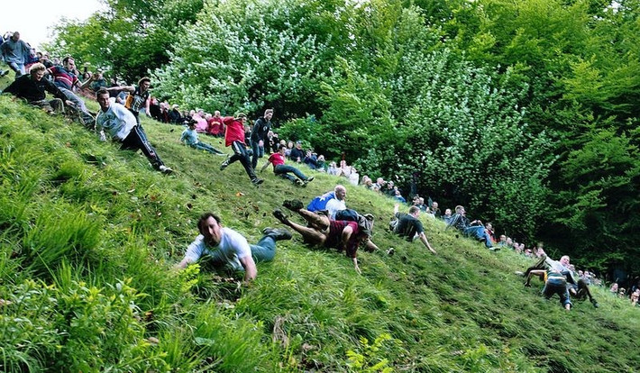 Đuổi theo bánh pho mát lăn xuống sườn đồi: Cuộc thi này diễn ra ở Gloucestershire, Anh. Người chơi sẽ đuổi theo một bánh pho mát được thả lăn xuống từ một ngọn đồi dốc phủ đầy cỏ. Mặc dù hơi nguy hiểm cho những người tham gia nhưng sự kiện vẫn thu hút rất nhiều người tham gia vào mỗi tháng Năm.