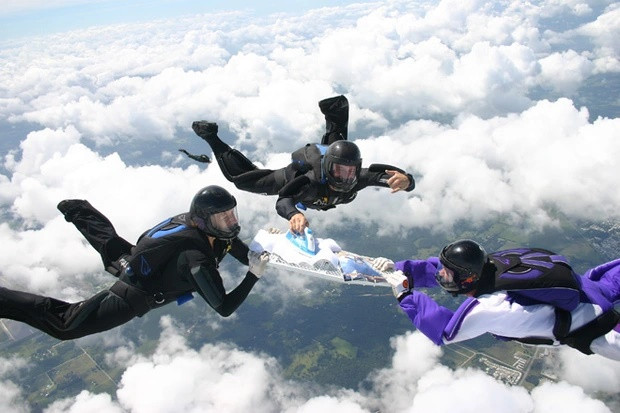 Thi là quần áo trên không trung: Ủi quần áo "Extreme" là một môn thể thao kì quặc mà bạn phải mang bàn là đến một địa điểm nguy hiểm, xa xôi như đỉnh núi và đứng đó để... ủi quần áo.