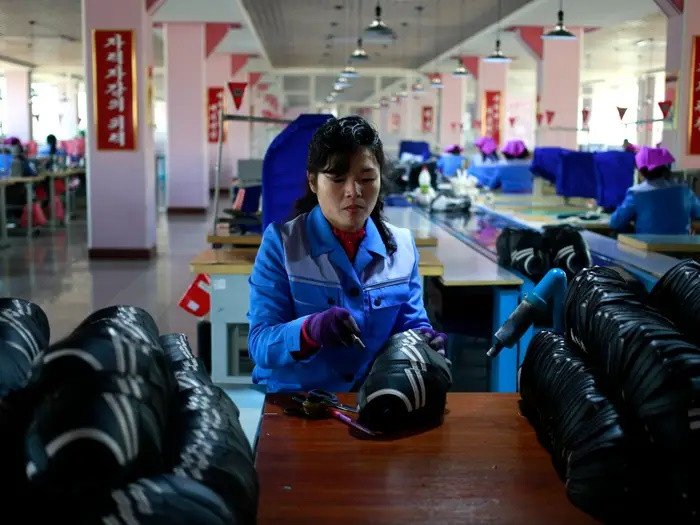 Người phụ nữ Triều Tiên làm việc tại Nhà máy Giày Ryuwon, chuyên sản xuất giày thể thao, ở Bình Nhưỡng. Ảnh: AP.