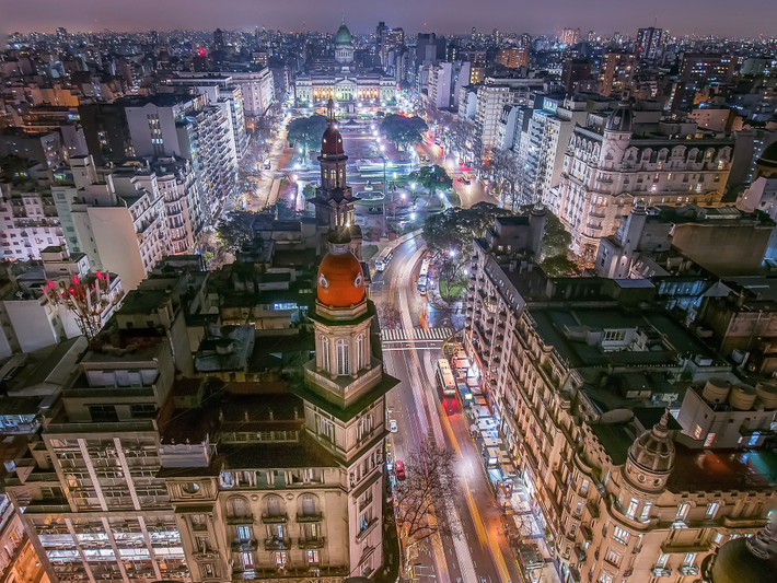 Một trong những điểm đến mà du khách không thể bỏ qua ở Argentina là thủ đô Buenos Aires. Được biết đến là một thành phố không ngủ, các đường phố của Bueros Aires luôn luôn sôi động và náo nhiệt với vũ điệu tango và những màn biểu diễn bóng đá nghệ thuật.