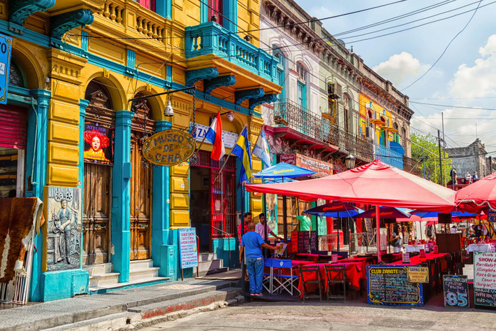 La Boca là một khu phố nhiều màu sắc ở Buenos Aires và là nơi có bảo tàng Caminito độc đáo nhất. Khu vực này có lối đi dành riêng cho người đi bộ, được trang hoàng lộng lẫy, những ngôi nhà sơn màu rực sỡ, quán cà phê đa dạng cực kỳ hút khách.