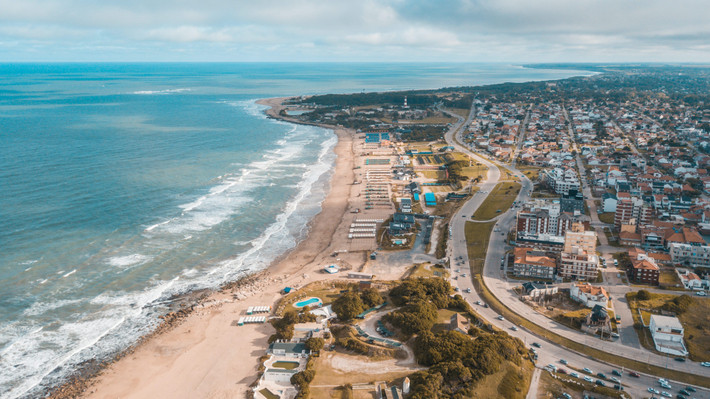 Bãi biển Mar del Plata: Tại đây, có những bãi biển tuyệt đẹp trải dài hơn 8 km, với những đụn cát lộng gió và những vách đá ấn tượng. Những người giàu có rất thích tới đây nghỉ dưỡng. Ảnh: IT.
