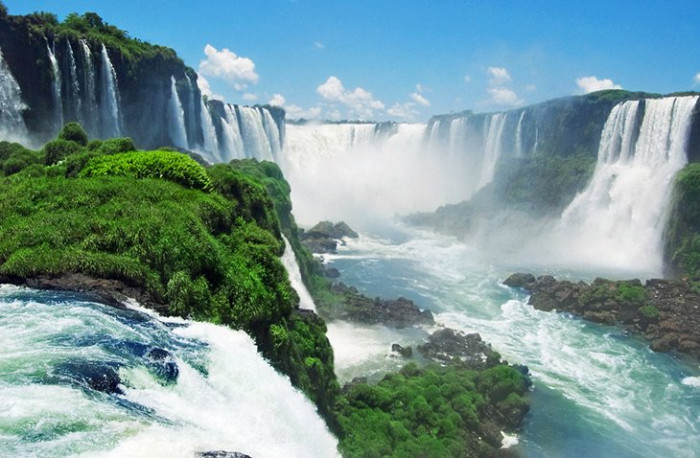 Thác nước Iguazu cũng là một điểm đến hấp dẫn của Argentina. Nằm trên con sông Iguazu, Iguazu là thác nước nổi tiếng với hệ thống gồm 270 thác, trên chiều dài 2,7km. Đến đây, du khách sẽ không khỏi trầm trồ trước vẻ đẹp hùng vĩ của ngọn thác này.