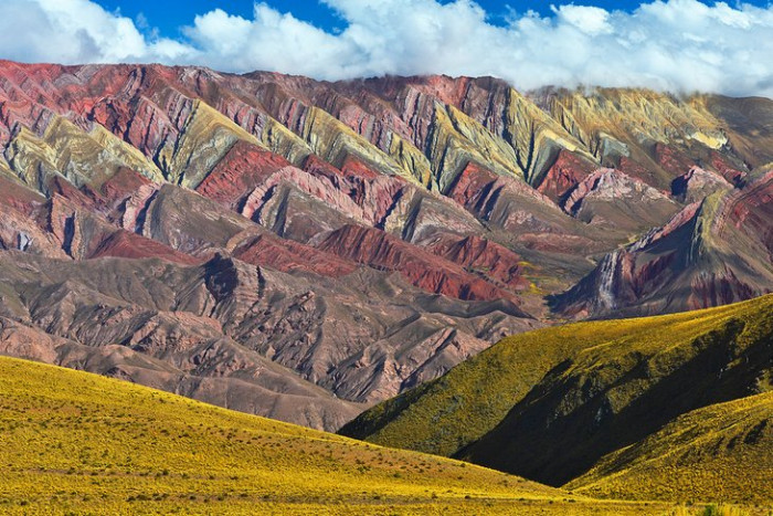 Hẻm núi Humahuaca: Là di sản thế giới được UNESCO công nhận, thung lũng khô cằn thu hút du khách đến đây vì vẻ đẹp của nó, sự pha trộn của màu đỏ, hồng và cam trông như được tô vẽ lên những ngọn đồi xung quanh.