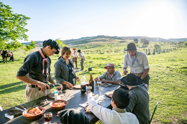 The Pampas: Những đồng cỏ bằng phẳng, màu mỡ bao phủ phần lớn miền Trung Argentina được gọi là Pampas. Nếu muốn khám phá cuộc sống nông thôn, hãy đến thị trấn San Antonio de Areco, nơi có bảo tàng và lễ hội Dia de la Tradición hàng năm giới thiệu mọi thứ về gaucho.