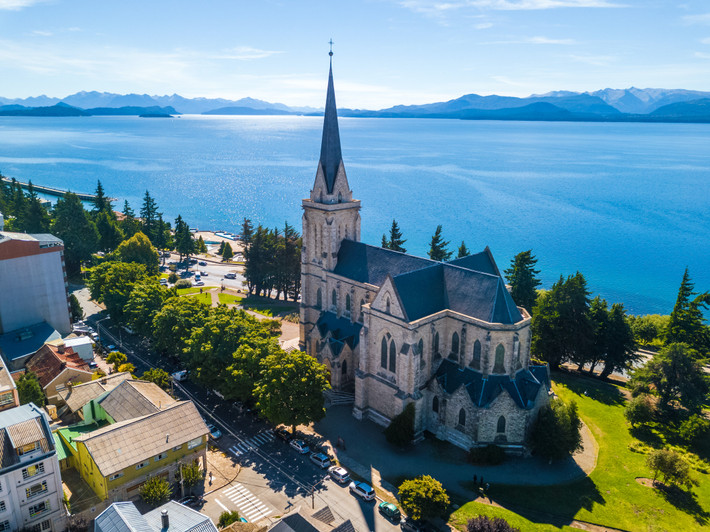 Thành phố Bariloche: Điểm du lịch này được biết đến với tên “Phố Thụy Sĩ Nhỏ” (Little Switzerland) bởi trung tâm thành phố được xây cất giống như một thành phố Thụy sĩ trên núi Alpes. Nhà cửa ở đây được xây bằng đá và gỗ với dáng dấp giống thành phố Tây Phuơng trên núi.