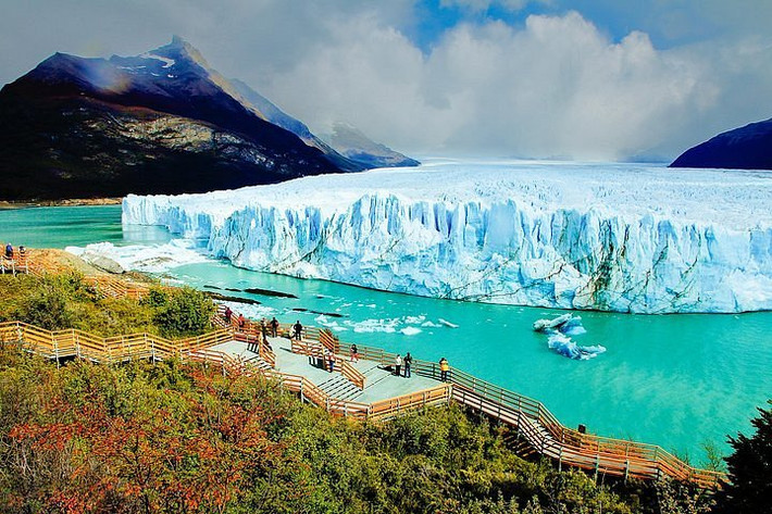 Sông băng Perito Moreno: Đây là địa điểm du lịch hút khách nhất nằm trong công viên quốc gia Los Glaciares, ở thị trấn El Calafate. Sông băng này là một khối băng khổng lồ dài 30 km, mang tới khung cảnh cực kỳ ngoạn mục để ngắm nhìn và khám phá.