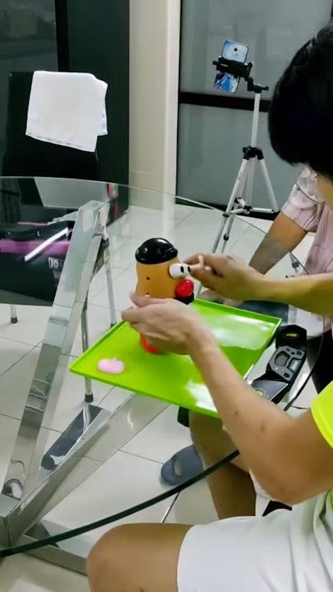 9. Lắp ráp đồ chơi Mr. Potato Head nhanh nhất: Lim Kai Yi ở Butterworth (Malaysia) đã thử thách kỹ năng giải câu đố từng đoạt giải thưởng của mình khi lắp ghép hoàn chỉnh món đồ chơi Mr. Potato Head đã được tháo rời trong vòng 5,43 giây.