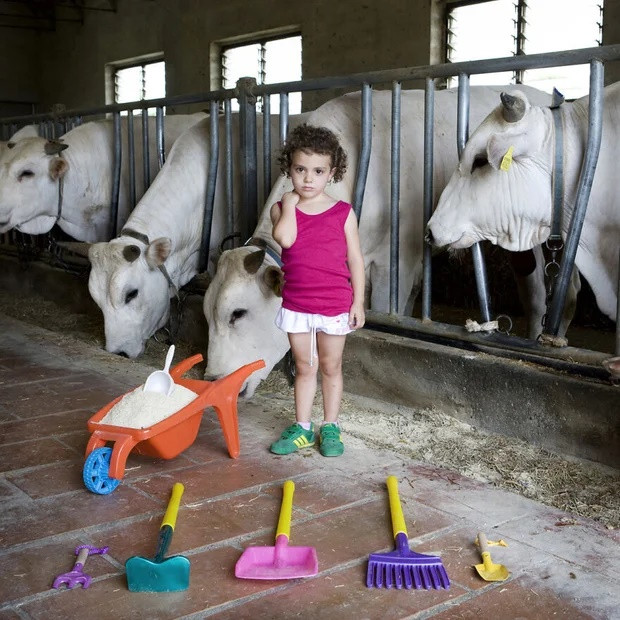 Bé Alessia, 5 tuổi, ở Castiglion Fiorentino, Italy.