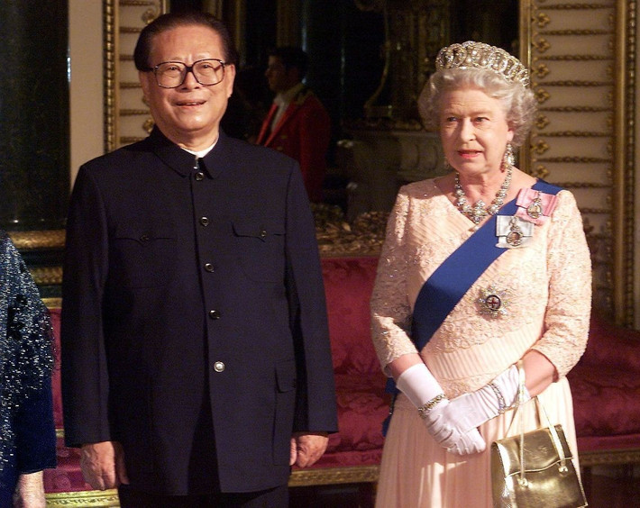 Ông Giang Trạch Dân và Nữ hoàng Elizabeth II chụp ảnh tại bữa tiệc chiêu đãi cấp nhà nước tại Cung điện Buckingham, London, ngày 19/10/1999. Ảnh: Reuters.