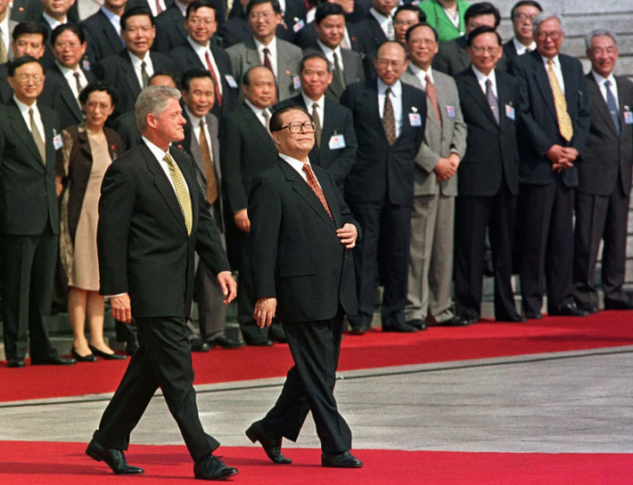 Cố Chủ tịch Trung Quốc Giang Trạch Dân và Tổng thống Mỹ Bill Clinton (phải) tại lễ đón ở Quảng trường Thiên An Môn, Bắc Kinh năm 1998. Ảnh: AP.