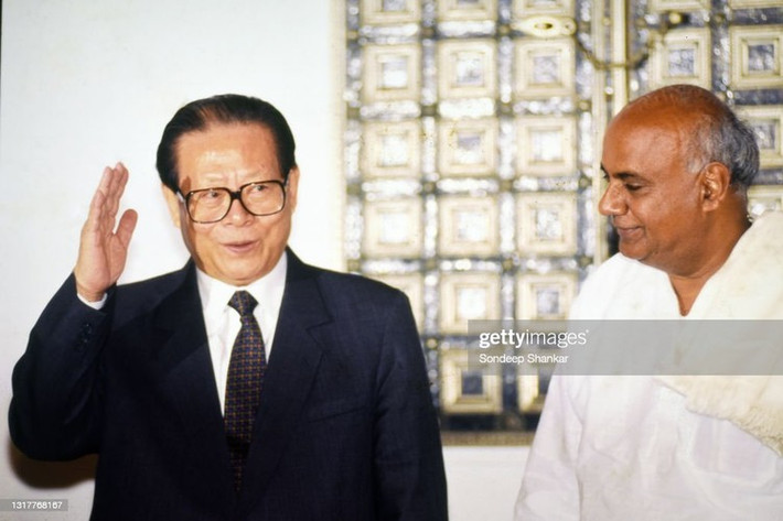 Cố Chủ tịch Giang Trạch Dân trò chuyện với Thủ tướng Ấn Độ Deve Gowda tại New Delhi, Ấn Độ, ngày 28/11/1996. Ảnh: Getty.