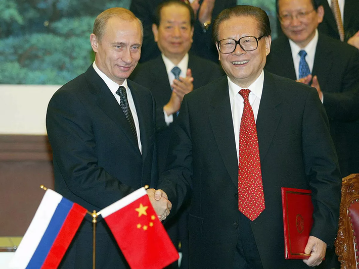 Ông Giang Trạch Dân bắt tay Tổng thống Nga Vladimir Putin trong chuyến thăm của nhà lãnh đạo Nga đến Bắc Kinh vào năm 2002. Ảnh: Sputnik.