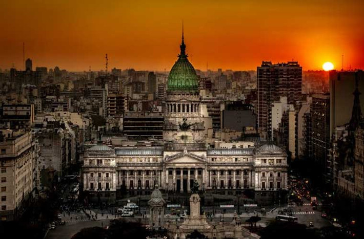Tên gọi “Argentina” là một từ Latinh, có nghĩa là “bạc”. Những người di cư gốc châu Âu cho rằng, đất nước Argentina có rất nhiều bạc, nhưng tin đồn này đến nay chưa bao giờ được xác minh.