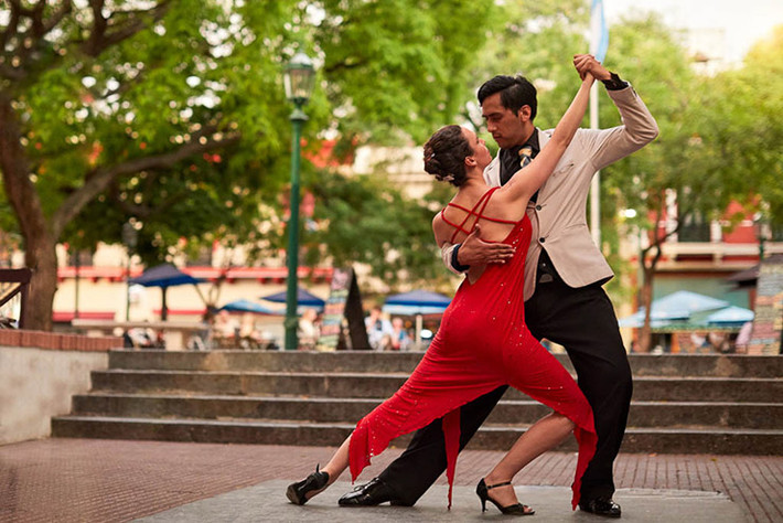 Argentina là quê hương của điệu nhảy Tango nổi tiếng. Điệu nhảy bắt nguồn từ thủ đô Buenos Aires vào thế kỷ 19, ban đầu nó được biểu diễn ở những khu vực nghèo khổ xung quanh bến tàu. Vào thời điểm đó, một số người coi thường điệu nhảy, cho rằng nó thấp hèn và không đẹp.