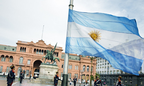 97% người Argentina có nguồn gốc châu Âu, phần lớn trong số đó có nguồn gốc từ người Tây Ban Nha hoặc người Ý. Điều này là do quá trình nhập cư hàng loạt vào giữa thế kỷ 19.