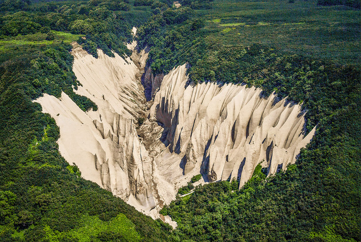 Khu bảo tồn thiên nhiên Kronotsky ở phía nam Kamchatka của Nga là nơi yêu thích của những chú gấu hòa đồng. Ngoài ra, nơi này còn nổi tiếng với thung lũng đá trắng, được gọi là Kutkhiny Baty,