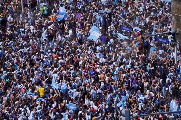 Đám đông khổng lồ đổ xô ra đường sau khi Argentina đánh bại Pháp 4-2 ở Qatar trên chấm luân lưu. Ảnh: AP.
