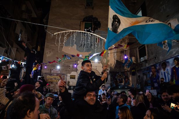 Người hâm mộ bóng đá Argentina ăn mừng chiến thắng tại World Cup của đội họ trước Pháp, tại Buenos Aires. Ảnh:Getty.
