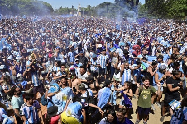 Hàng nghìn cổ động viên Argentina đã đổ về thủ đô Buenos Aires để xem Argentina mang về chiếc cúp vô địch World Cup 2022 sau khi đánh bại Pháp trên chấm luân lưu. Ảnh: EPA.