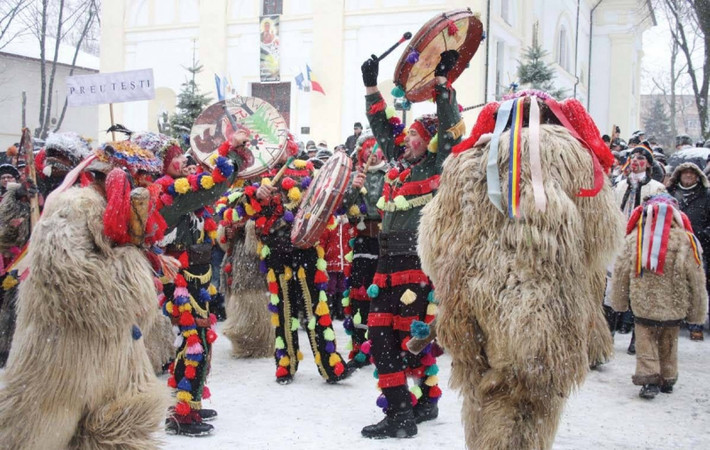 Hóa thân thành dê và hát mừng ở Romania: Ở nhiều vùng của Romania, có truyền thống đặc biệt là hóa thân thành con dê và mang theo chiếc mặt nạ nhiều màu sắc và đi vòng quanh các ca sĩ đang hát những bài hát truyền thống của Romania.