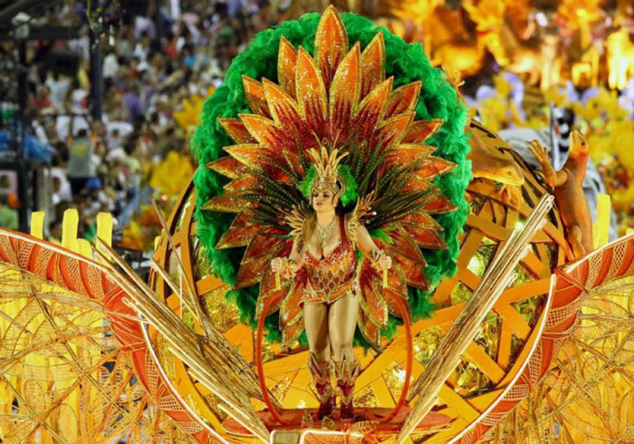 2. Rio de Janeiro tổ chức lễ hội hóa trang lớn nhất thế giới: Hằng năm, lễ hội Carnival trên đường phố ở Rio de Janeiro thu hút hàng triệu người tới vui chơi, khiến nó trở thành lễ hội hóa trang lớn nhất hành tinh. Rio de Janeiro từng chứng kiến 2 triệu người xuống đường tham gia lễ hội.