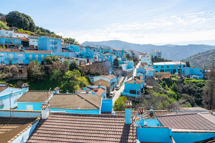 Ngôi làng màu xanh có tên Juzcar, gần Malaga, tỉnh Andalusia, Tây Ban Nha, bỗng trở nên nổi tiếng và thu hút khách du lịch sau khi được chọn làm địa điểm quảng cáo bộ phim Xì Trum.