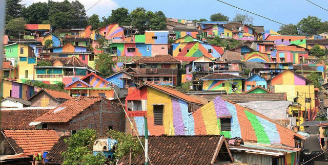 Chính quyền địa phương ở South Semarang tại Indonesia đã quyết định đầu tư 300 triệu Rupiah (tương đương khoảng 23.000 USD) để biến Kampung Pelangi thành điểm du lịch mới.