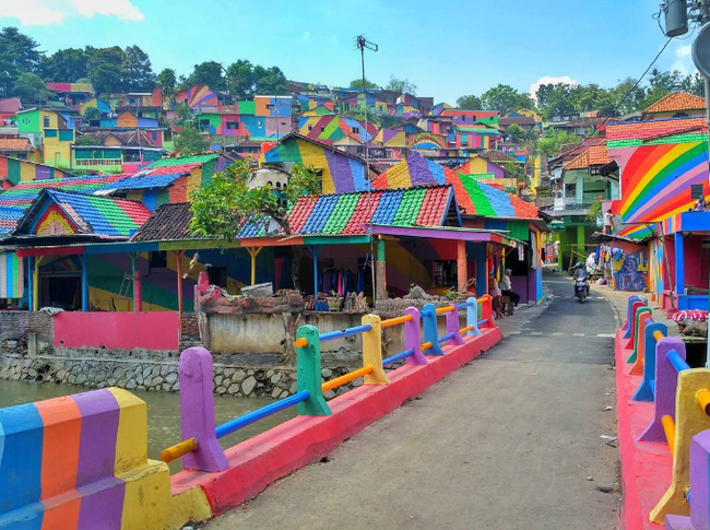 Ngôi làng màu mè Kampung Pelangi ở Indonesia vốn không phải một điểm du lịch nhưng nơi đây ngày càng trở nên nổi tiếng, thu hút nhiều du khách sau khi được sơn màu rực rỡ hơn.