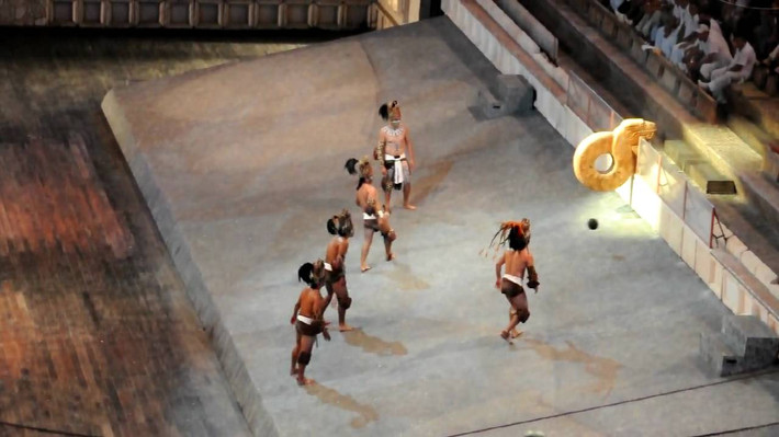 "Trò chơi bóng" có sự tham gia của 2 đội. Những người tham gia sẽ đánh quả bóng "cao su tự nhiên" trên một mặt sân hình chữ I.