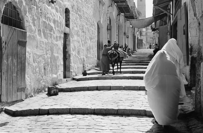 Cuộc sống của người dân ở vùng đất thánh Jerusalem ở Israel trong thế kỷ 20 đã được các nhiếp ảnh gia ghi lại. Theo đó, những hình ảnh đời thường gần gũi của người dân địa phương hiện lên một cách chân thực, sống động.
