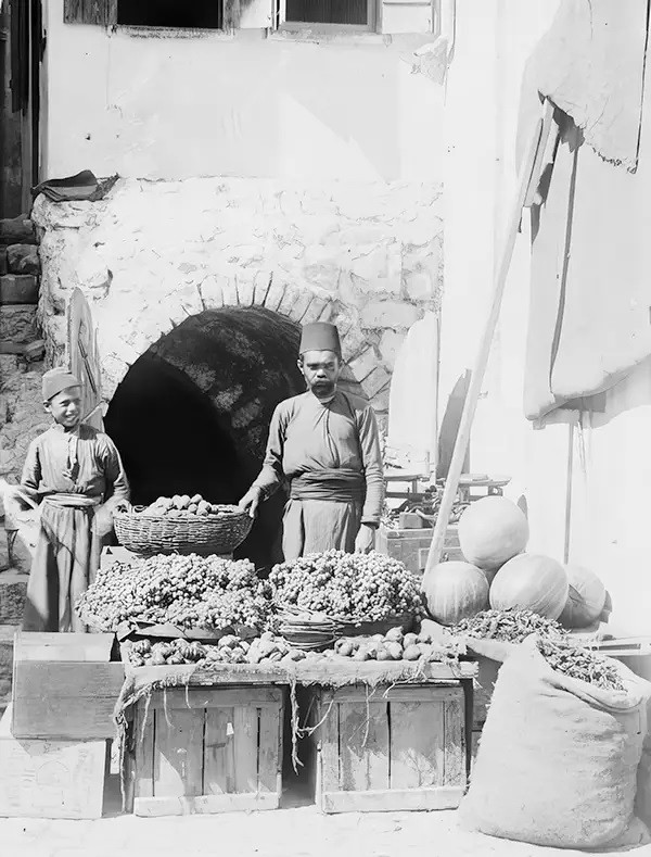 Một sạp hàng bán trái cây ở Jerusalem những năm 1900 - 1920.