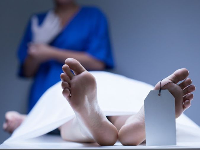 Vì vậy, người nhân viên nhanh chóng gọi cấp cứu và bà Constance được chuyển tới bệnh viện. Theo đó, các bác sĩ kiểm tra tình trạng sức khỏe của bà và xác định còn sống sau 2 tiếng được tuyên bố tử vong.