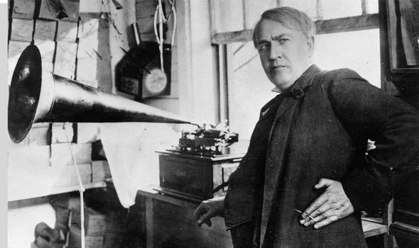 Edison đăng ký sáng chế bóng đèn thương mại thành công đầu tiên vào năm 1879.