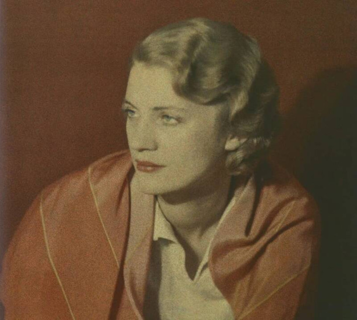 Ban đầu, Lee Miller làm người mẫu cho tạp chí Vogue của Anh nhưng sau đó chuyển sang làm phóng viên chiến trường. Từ năm 1942, nữ phóng viên chiến trường xinh đẹp này đến các mặt trận để đưa tin về tình hình chiến sự.