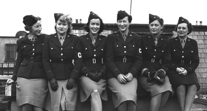 Trong số này, phóng viên Lee Miller (thứ 2 từ phải sang) từng đến Pháp không lâu sau khi Đức quốc xã xâm lược quốc gia này. Cô đã chụp nhiều bức ảnh ghi lại những khoảnh khắc ác liệt của cuộc chiến tại Pháp.