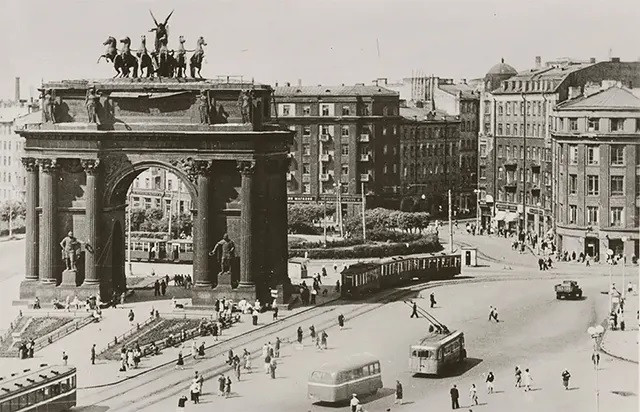 Khải Hoàn Môn Narva ở Leningrad được các kỹ sư, công nhân trùng tu sau khi chiến tranh kết thúc.