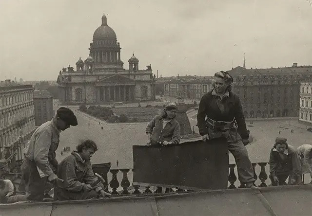 Thế chiến 2 kết thúc vào năm 1945. Ngay sau đó, các thành phố ở Liên Xô bắt đầu vào công cuộc tái thiết. Trong số này, các nhiếp ảnh gia đã ghi nhận quá trình "thay da đổi thịt" ở thành phố Leningrad (ngày nay là St. Petersburg) từ năm 1946 - 1950. Trong ảnh là người dân sửa chữa các công trình bị hư hại do bom đạn chiến tranh.