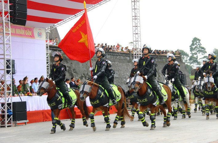 Đại hội năm nay tạo ấn tượng mới khi có sự tham gia của đoàn kỵ binh. Đặc biệt, năm nay có thêm nhiều nội dung với 3 môn thi đấu gồm: Chạy ứng dụng, chiến sĩ công an khỏe và bóng đá nam 7 người, 9 nội dung thi bắn súng và 9 nội dung thi điều lệnh, quân sự, võ thuật công an nhân dân. Ảnh: Trần Hồng