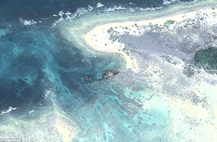 Người Sentinelese cũng thường bắn cung tên, ném lao hoặc ném đá vào những máy bay hoạt động ở độ cao thấp, gần hòn đảo mà họ sống.