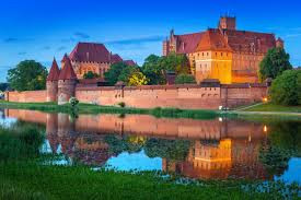 Sau khi Chiến tranh thế giới 2 kết thúc, lâu đài Malbork bị hư hại khá nghiêm trọng.